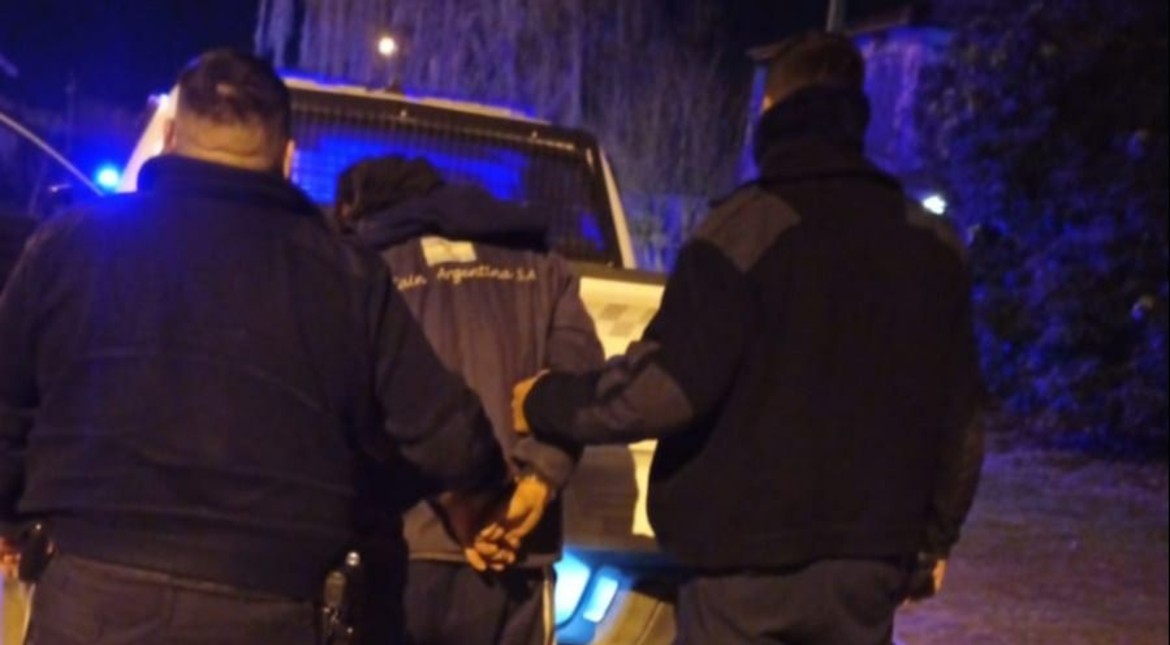 Entró a una casa, no pudo robar y lo encontraron en el patio
