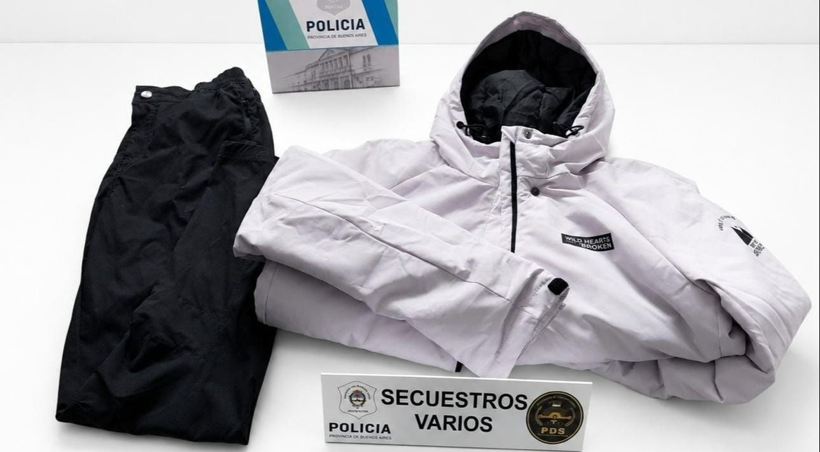 Se probó ropa en un probador y sonó la alarma cuando salió: lo detuvieron