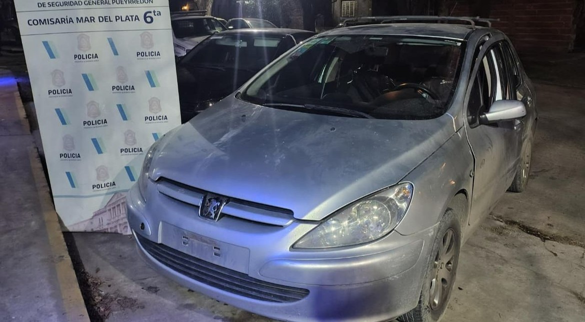 Siete ladrones en tres motos encerraron a un hombre y le robaron el auto