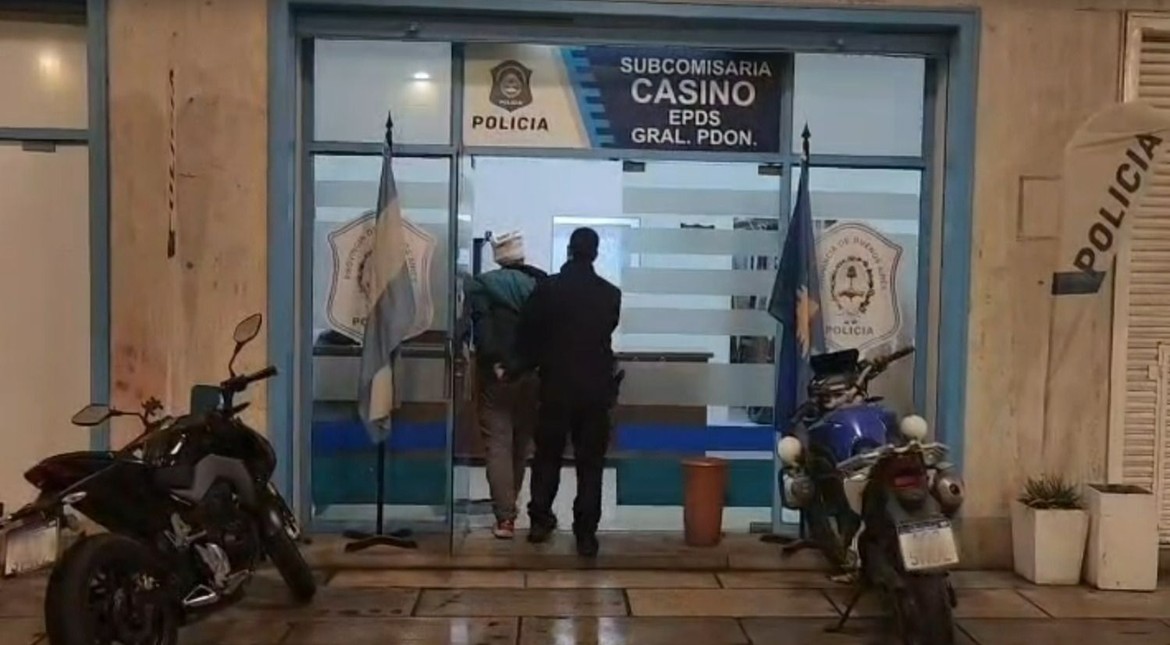 Tiene 38 años y lo atraparon cuando se masturbaba en Plaza Colón