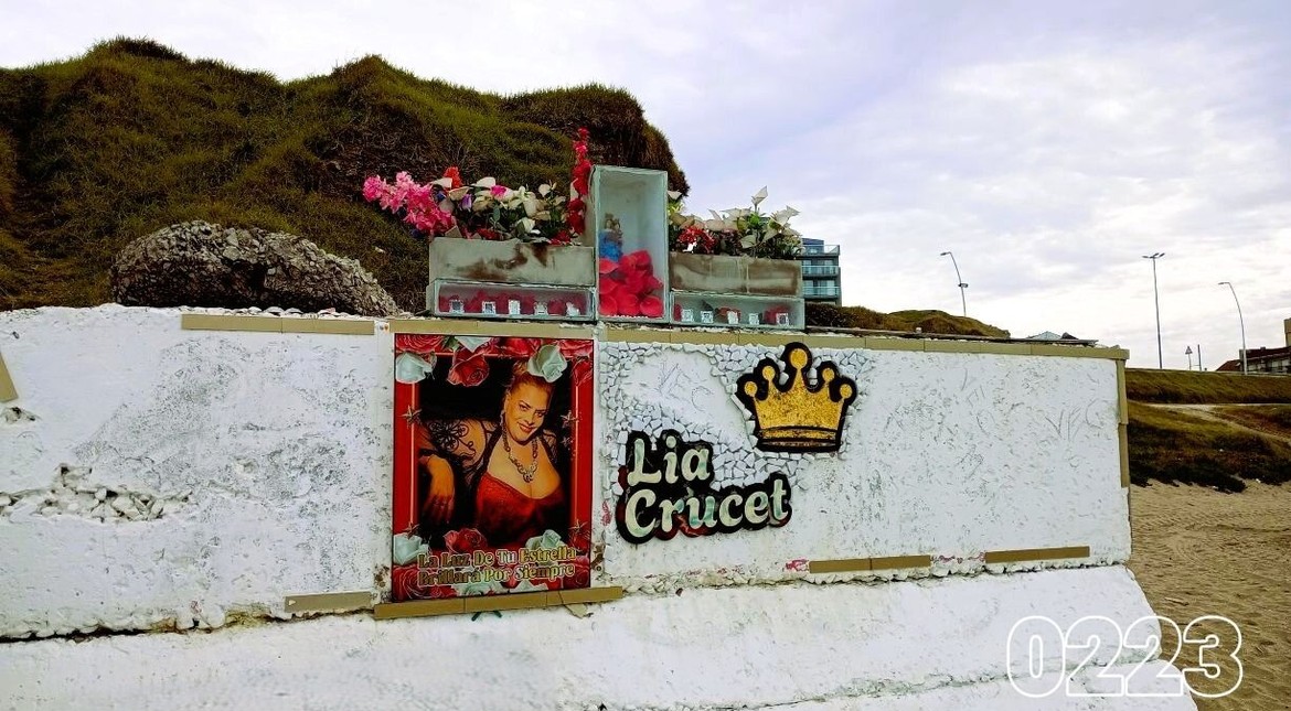 El emotivo altar frente al mar que recuerda a Lía Crucet en Mar del Plata