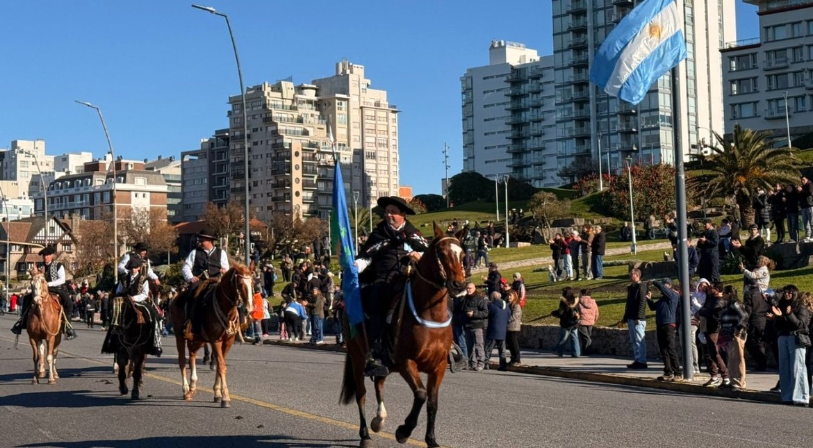 9 de Julio: así fue el emotivo desfile para celebrar el Día de la Independencia en Mar del Plata