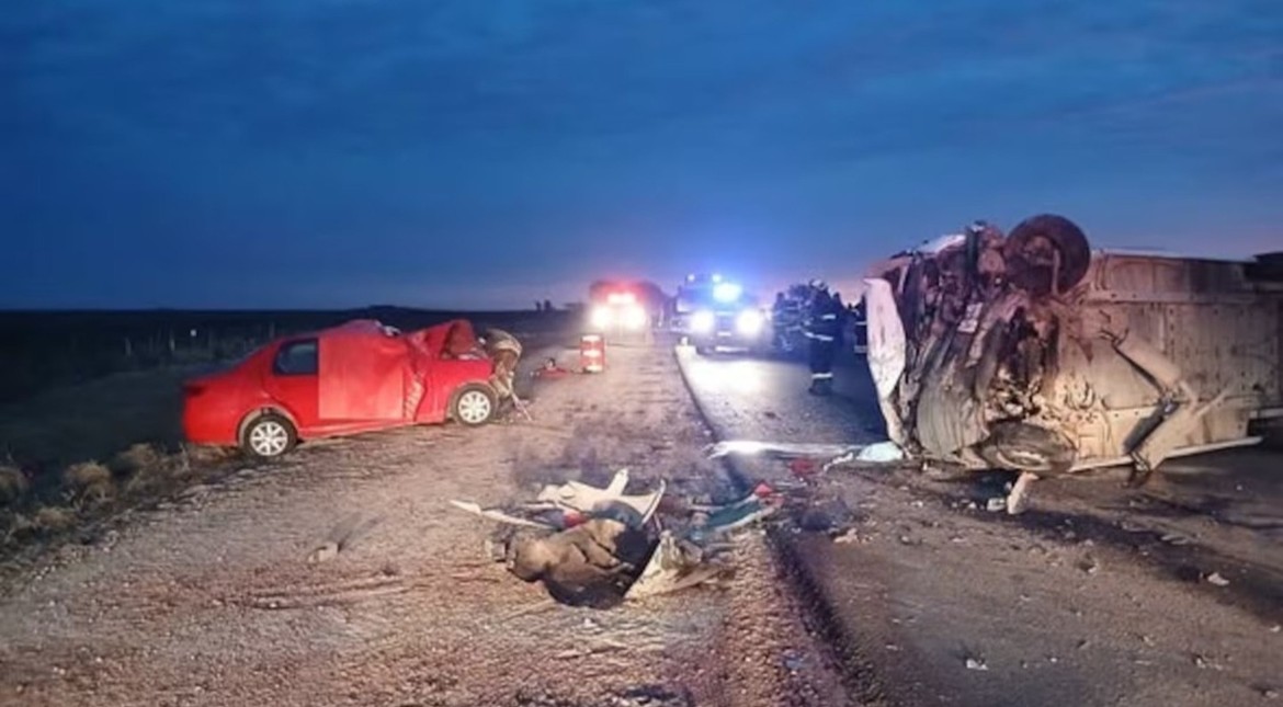 Tragedia en la ruta: dos muertos tras el brutal choque de un minibús que trasladaba a un equipo de fútbol infantil