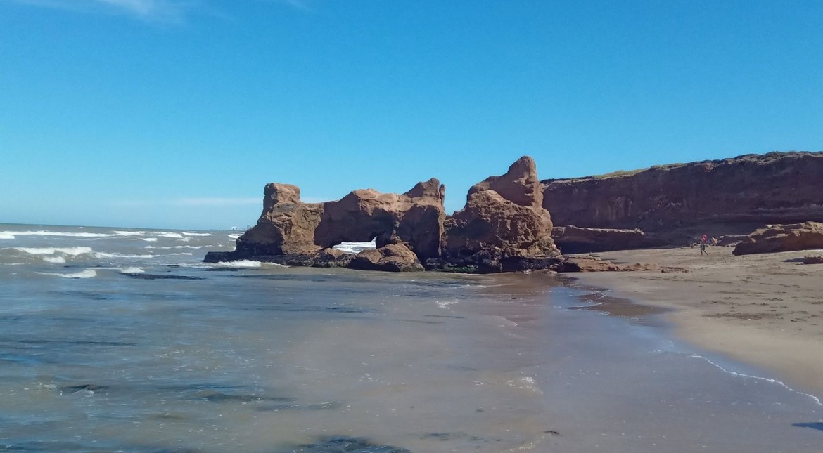Parece un rincón secreto: la playa más desconocida de Mar del Plata con enormes acantilados