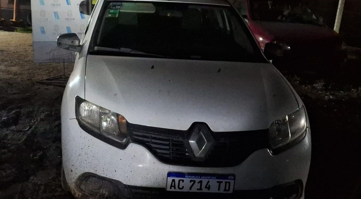 Andaba en un vehículo robado y con la patente adulterada