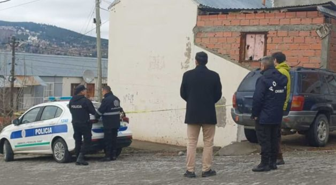 Encontraron a un hombre muerto de una puñalada en el cuello: detuvieron a su pareja