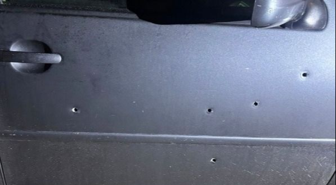 Le balearon el auto, lo entrevistó la Policía y descubrieron que tenía un pedido activo: lo detuvieron