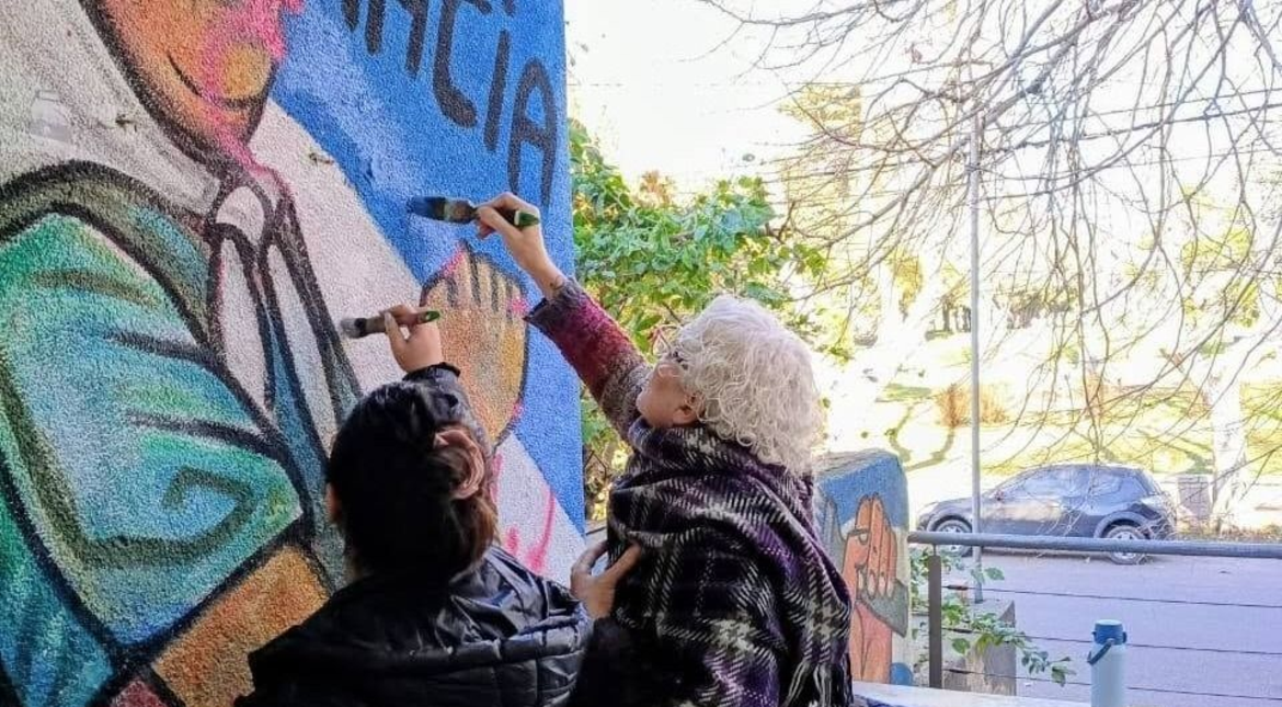 Con una jornada colectiva, restauraron el mural en homenaje a las Madres de Plaza de Mayo del Instituto N°19