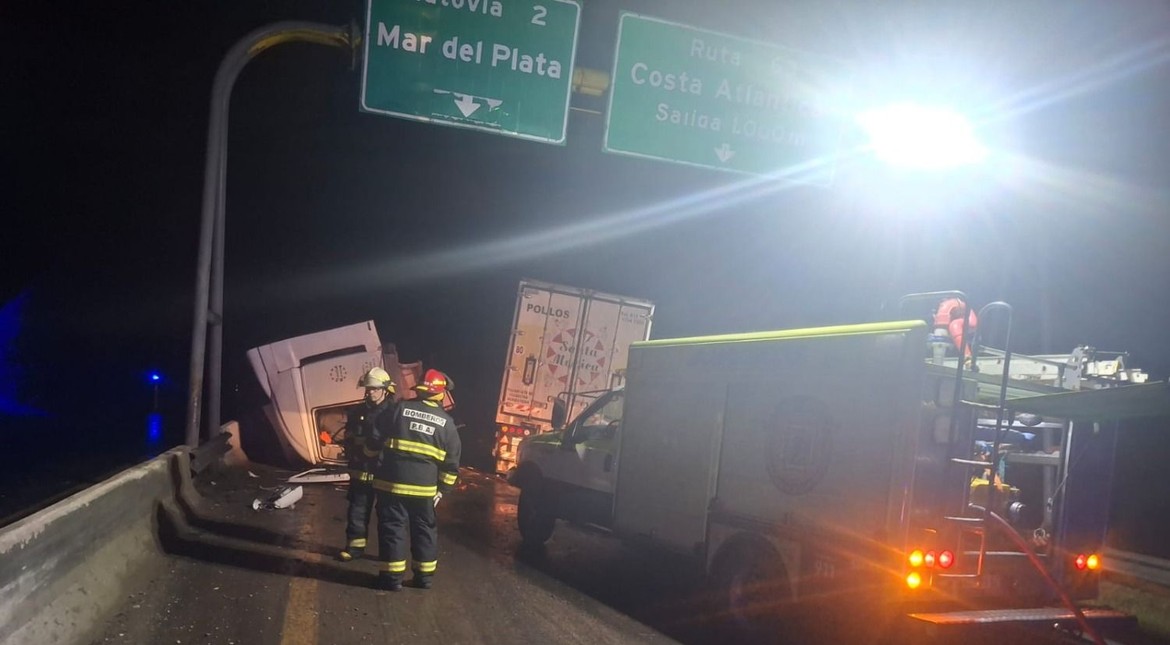 Impactante vuelco de un camión que transportaba pollos en ruta 2: hubo corte total y largas demoras