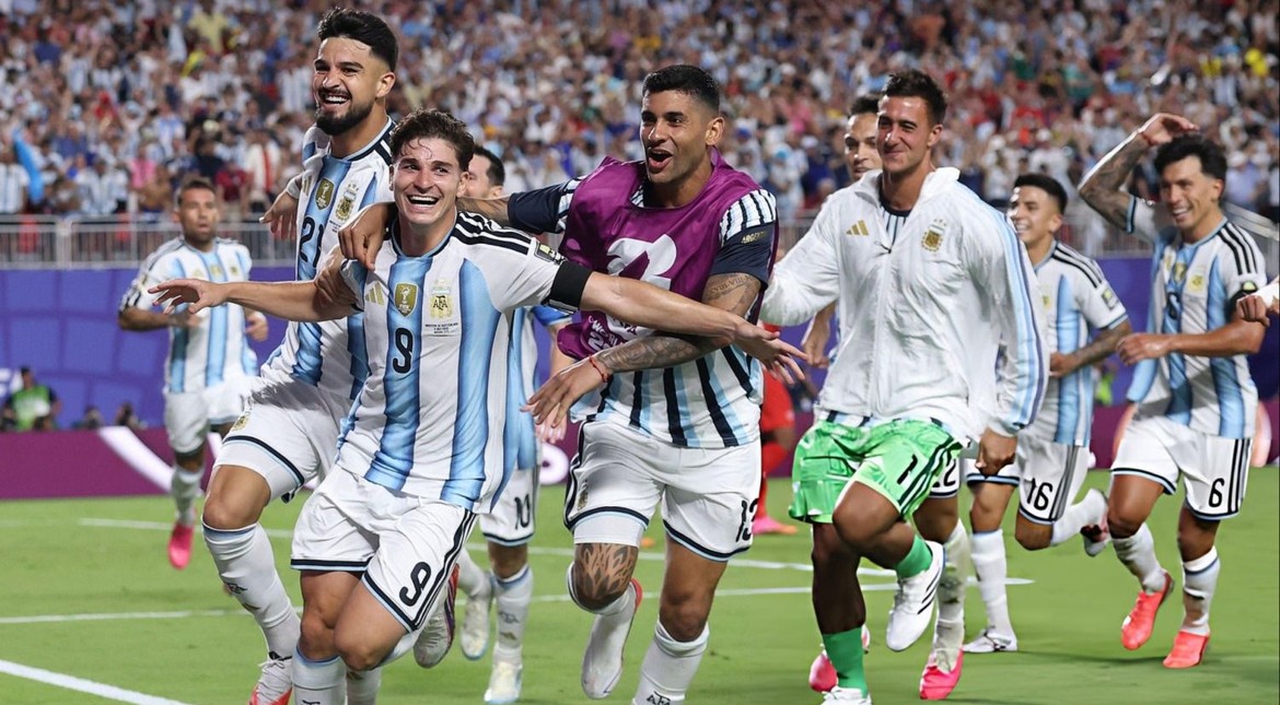 Argentina volvió a jugar con el abismo pero lo salvó una genialidad de Julián Álvarez