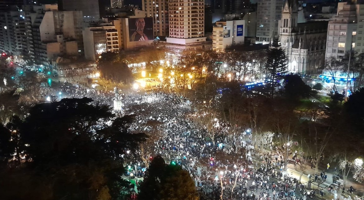 Miles de marplatenses desbordaron el centro para festejar el pase de Argentina a las semifinales del Mundial
