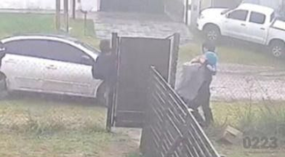 Cinco ladrones intentaron robarle el auto a una pareja: atacaron a la mujer y la agarraron del cuello