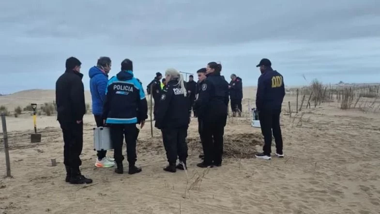 Tenía 71 años y había integrado la Policía Federal: quién era el jubilado que hallaron enterrado en un médano en Las Toninas