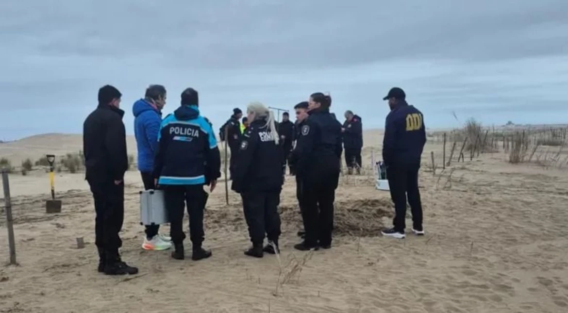 Tenía 71 años y había integrado la Policía Federal: quién era el jubilado que hallaron enterrado en un médano en Las Toninas