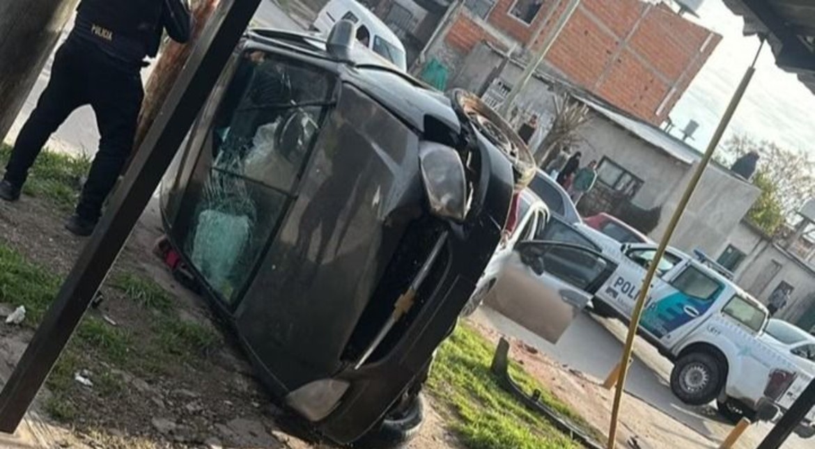 Dos ladrones volcaron cuando escapaban de la Policía y uno de ellos se mató antes de ser detenido