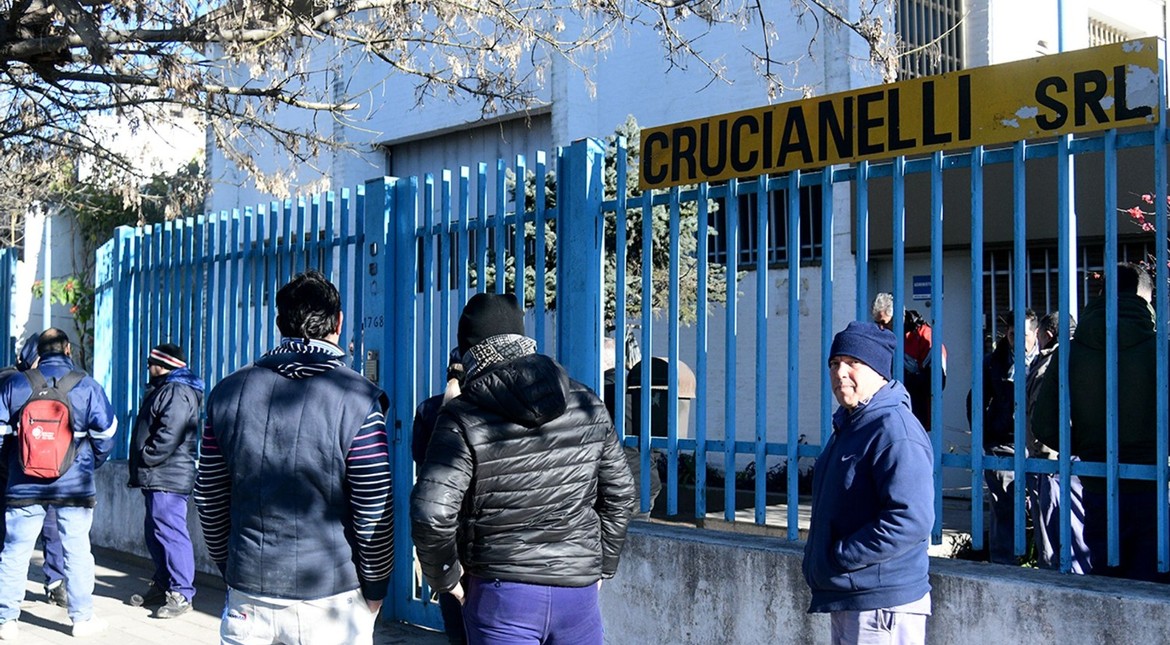 Crisis y desesperación: una empresa cerró de un día para otro y soldó los portones para que los empleados no pasen