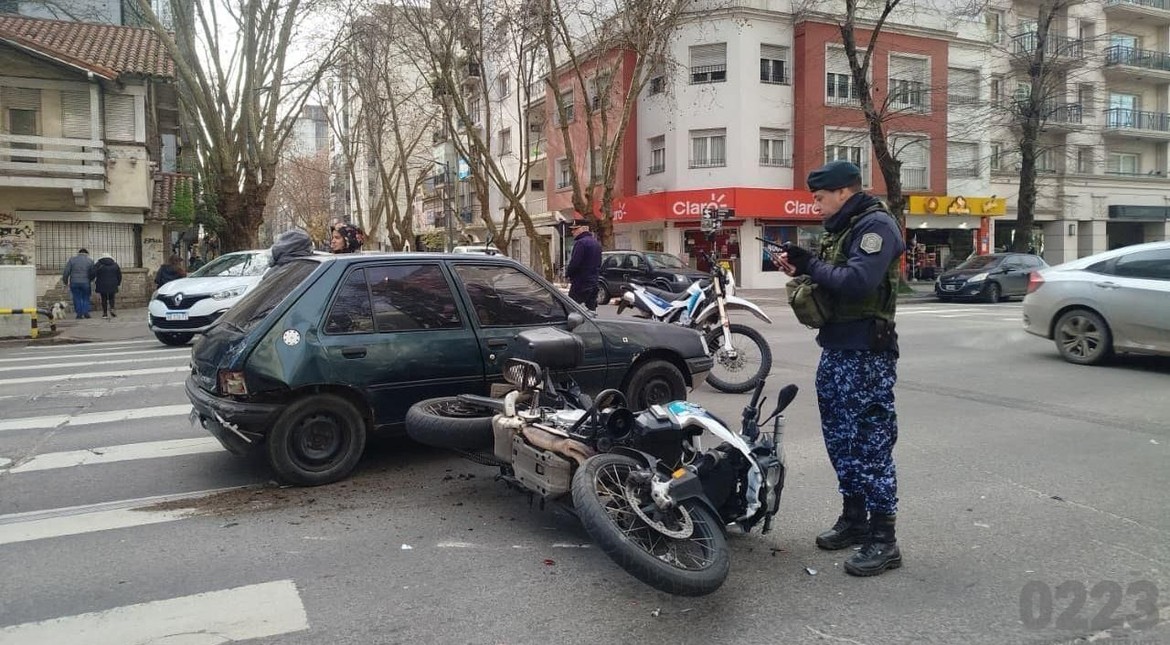 Frenó en un semáforo y una moto la chocó de atrás: un policía terminó hospitalizado