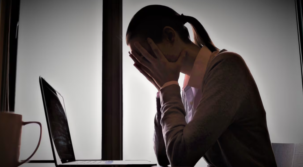 Echaron a un empleado estatal que envió fotos de sus genitales a tres compañeras de trabajo sin su consentimiento