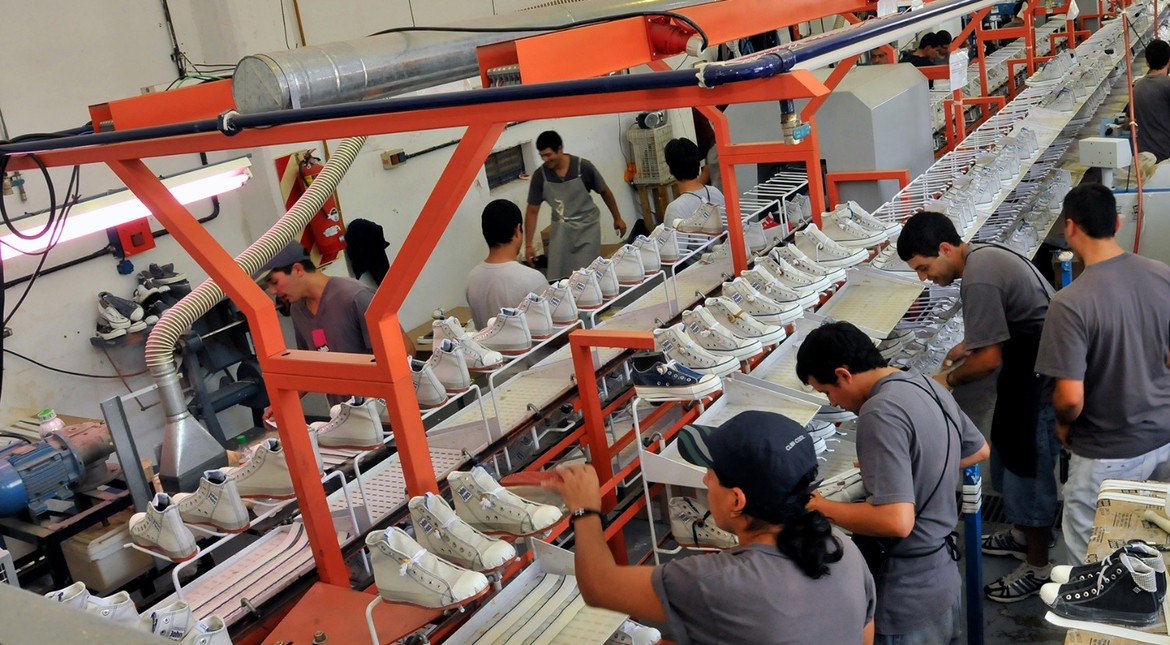 Fin de una era: una emblemática marca de zapatillas deja de fabricar en Argentina y despedirá a la mayoría de sus empleados