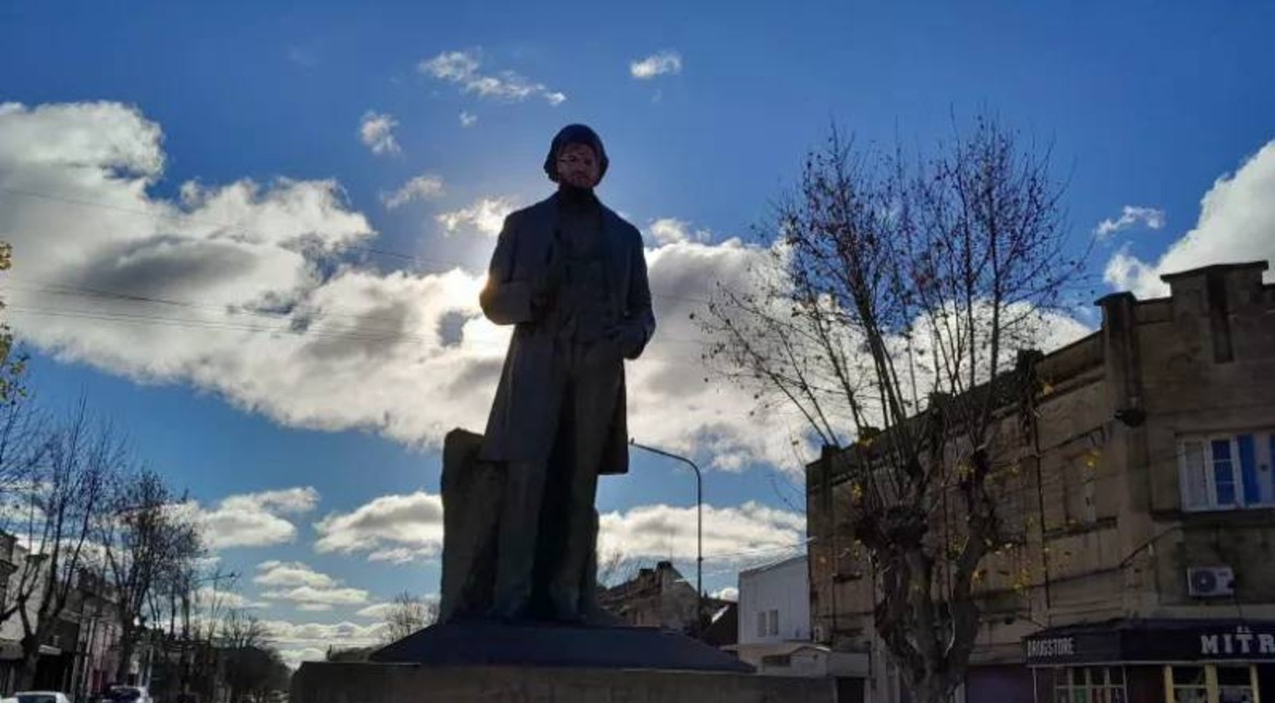 Quejas y risas: le pusieron una careta de Messi al monumento a Mitre y se desató la polémica