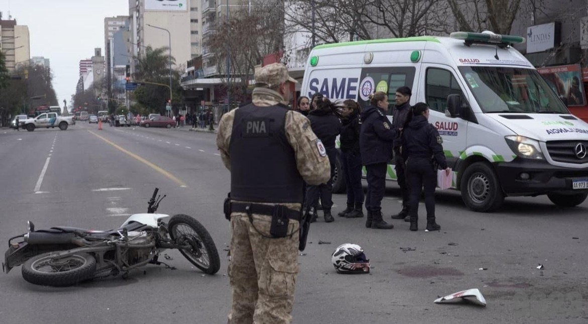 Dramático accidente entre una moto y un patrullero dejó un herido de gravedad