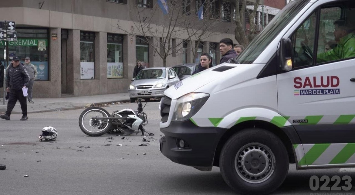 Video: así fue el impactante choque entre una moto y un patrullero en la avenida Luro