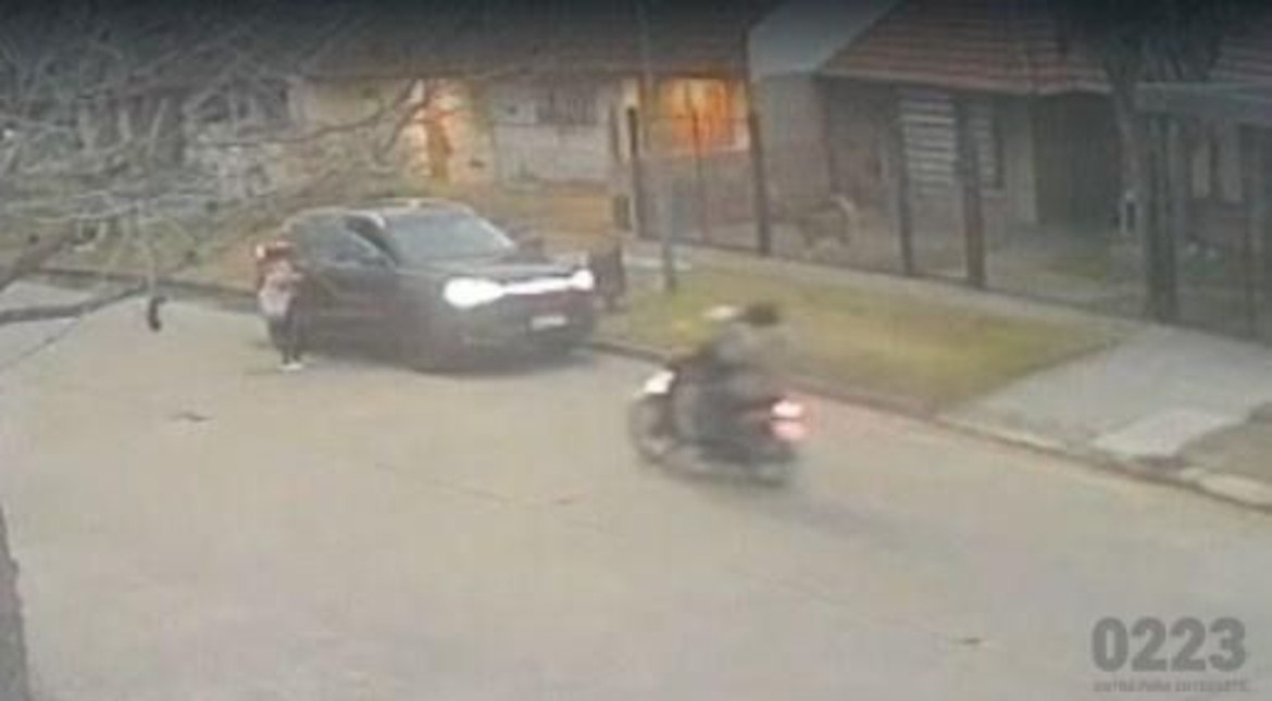 Video: estaba por llevar a su hija al colegio y dos motochorros le robaron la camioneta