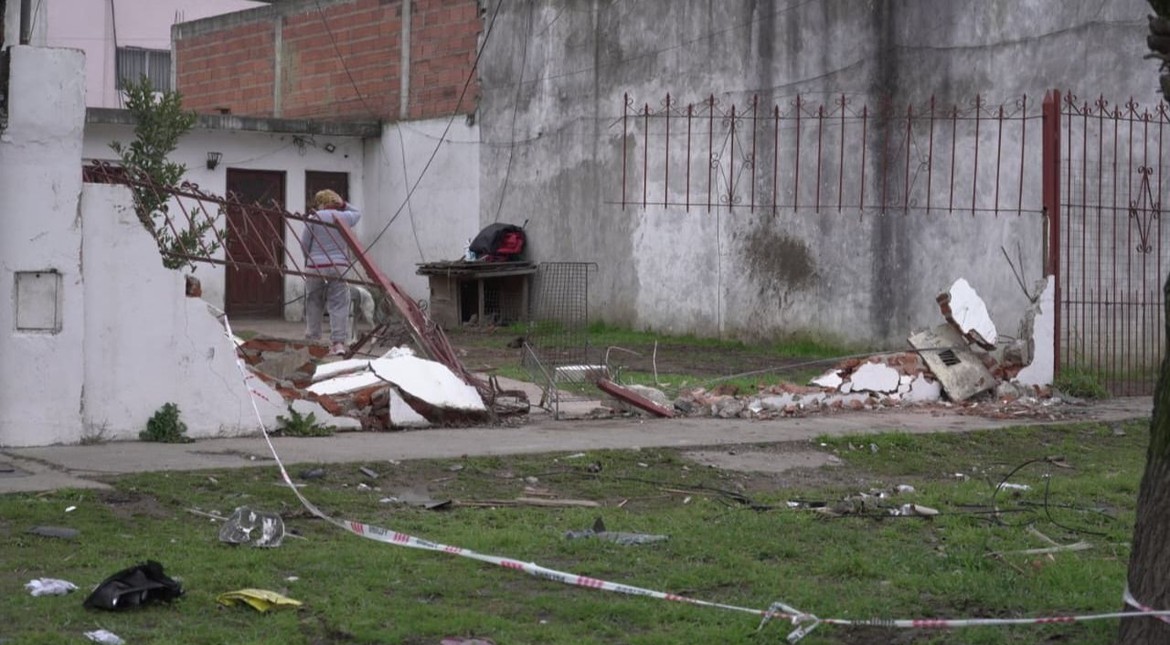 Así quedó el frente de la casa impactada por un joven borracho: "Se salvó la cabina del gas, no sé cómo"