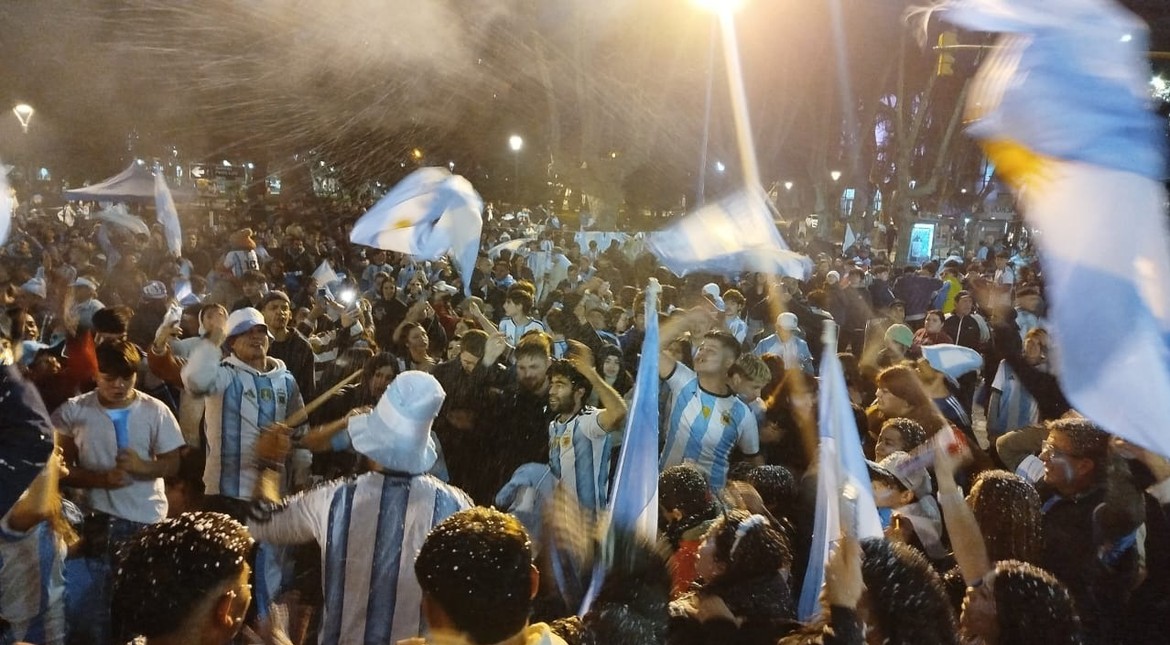 Somos finalistas: así se festejó en Mar del Plata el triunfo de Argentina ante Inglaterra