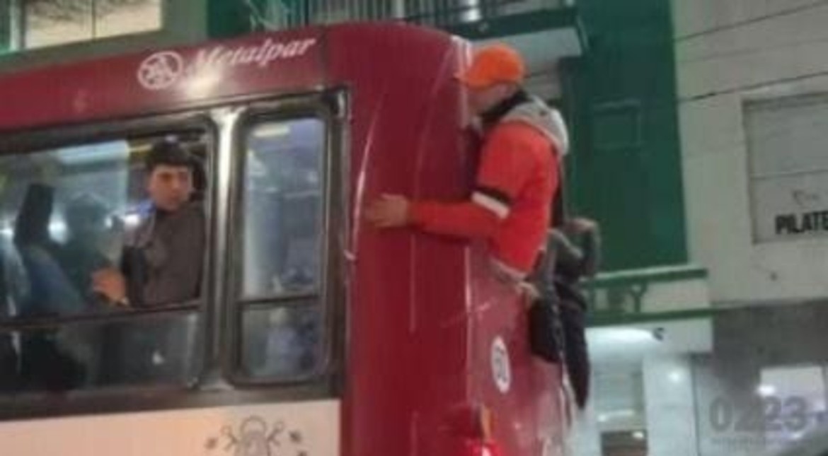 Por los festejos desmedidos, restrigen el servicio de colectivos en Mar del Plata