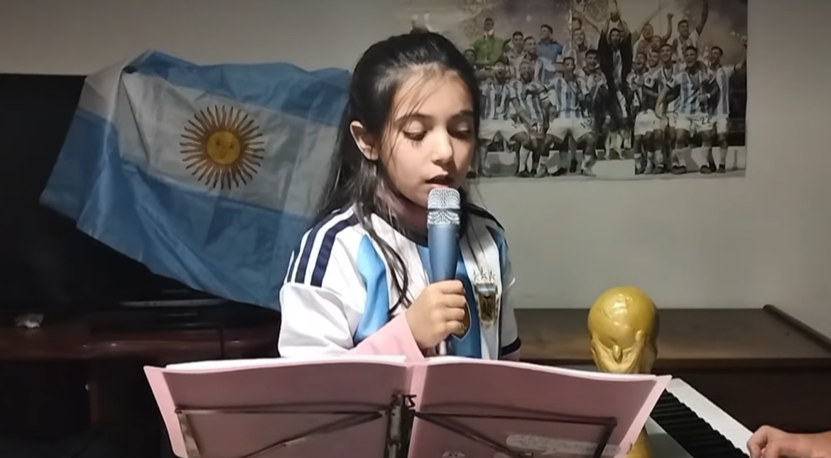Un papá y su hija grabaron una versión de Libertango dedicada a la Selección: "Fuerza, pila y garra"