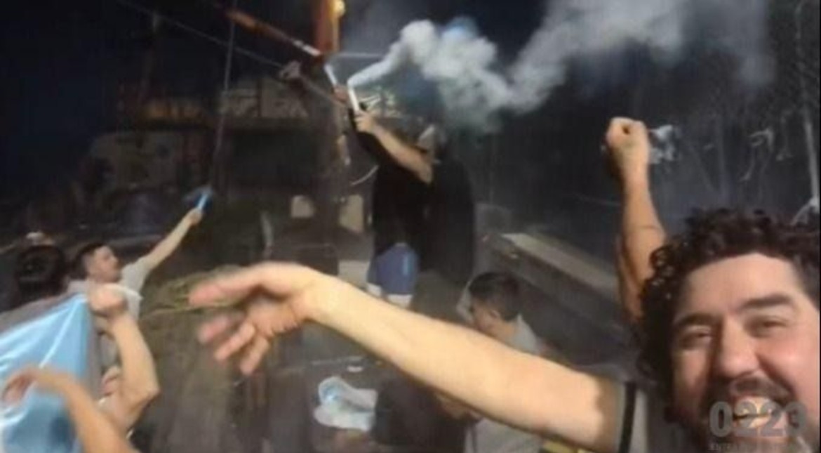 Descontrol en el mar: la tripulación de un buque marplatense festejó con bengalas y fuegos artificiales