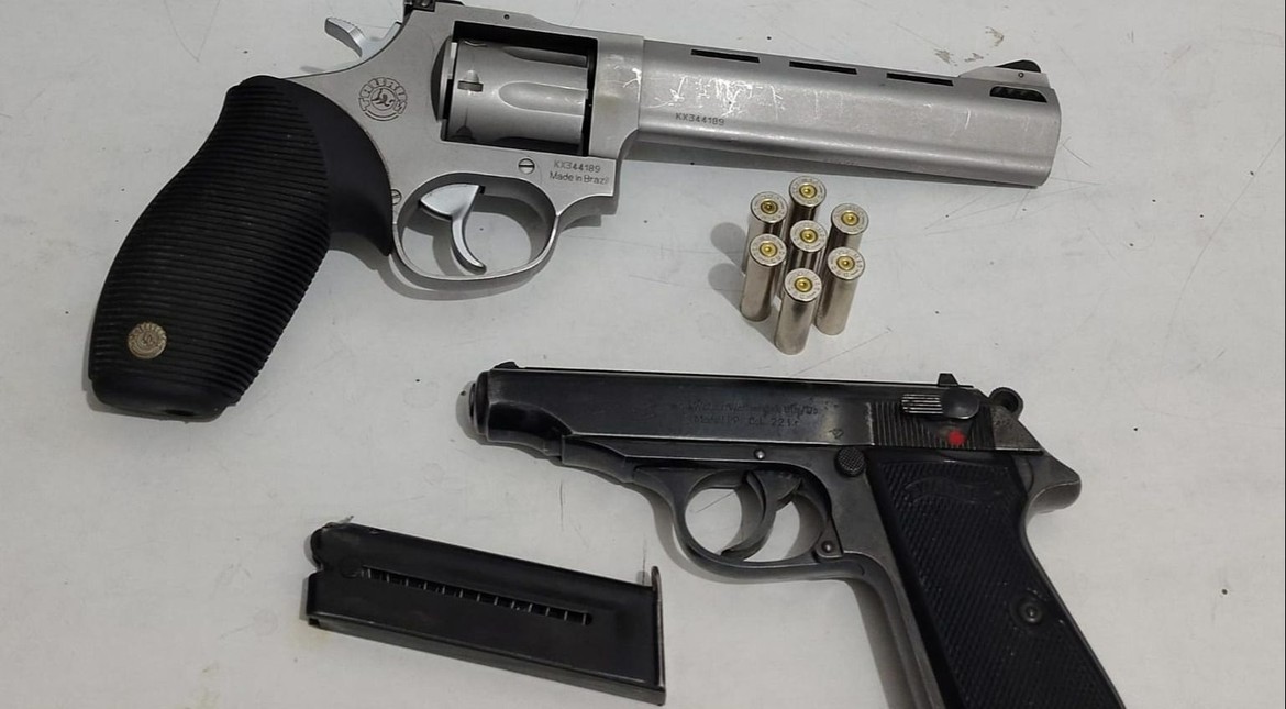 Lo detuvieron por “andar a los tiros” y al padre por golpear a un policía