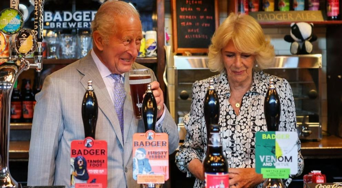 "Para ahogar penas": el Rey Carlos III visitó una cervecería y bromeó sobre el resultado del partido