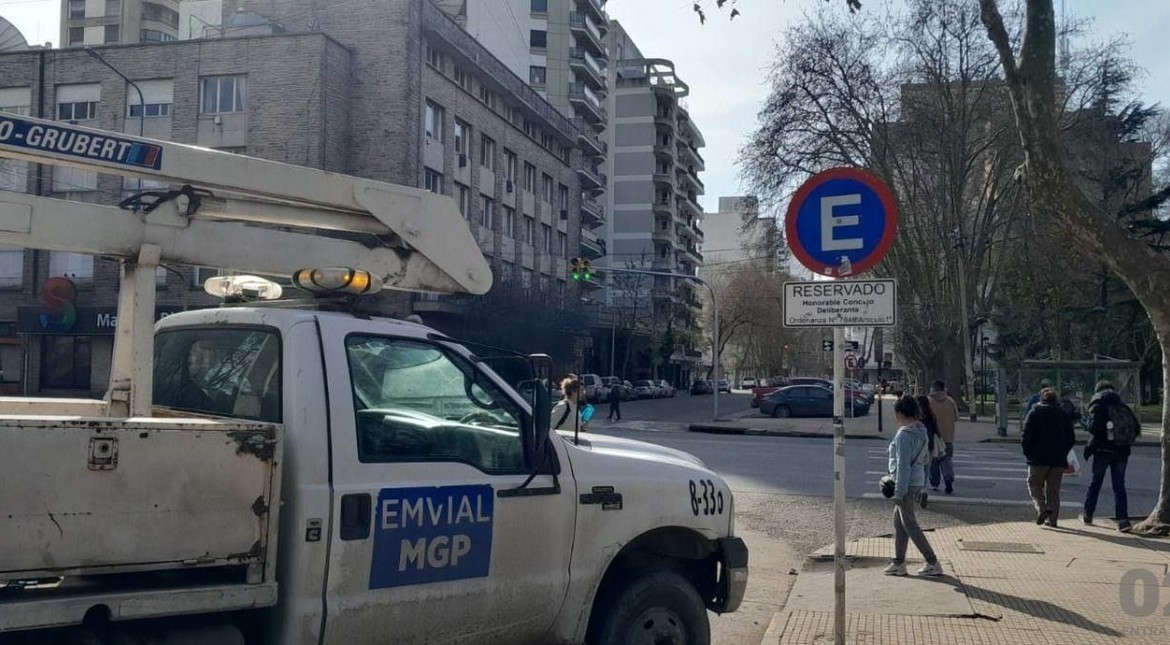 Listo para el domingo: repararon los semáforos de Luro y pidieron que la gente no se trepe
