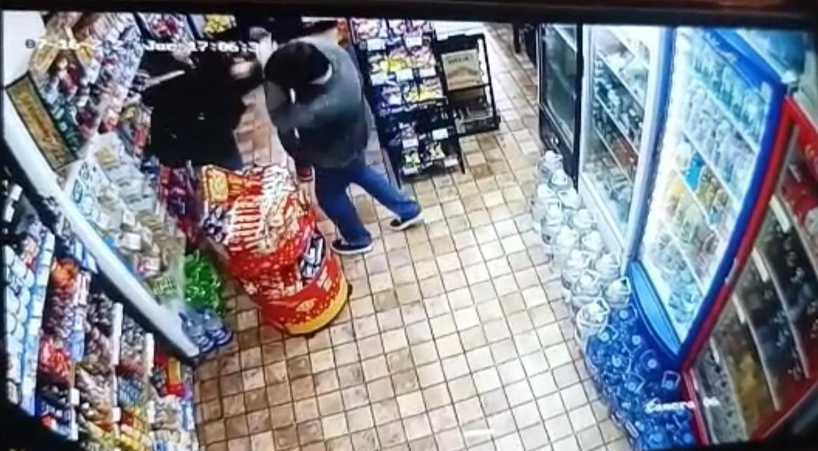 Detuvieron a un hombre que golpeó al empleado de un negocio