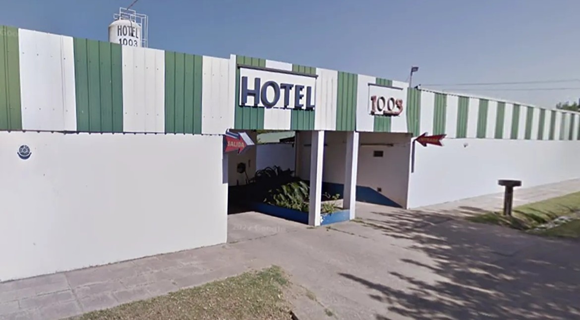 Robaron un auto de aplicación, fueron a un hotel alojamiento y los detuvieron en pleno acto sexual