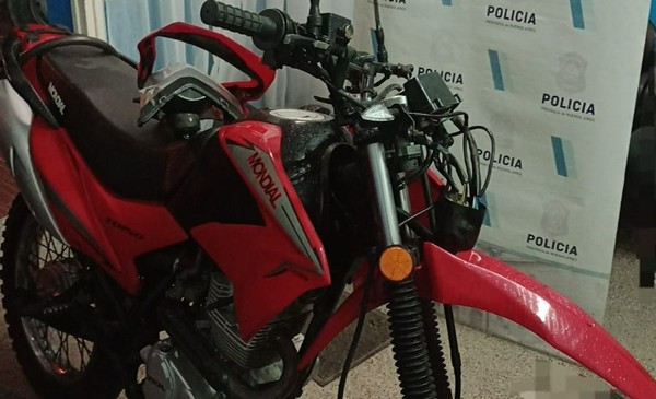 Robaron una moto y una bicicleta de una casa en El Grosellar