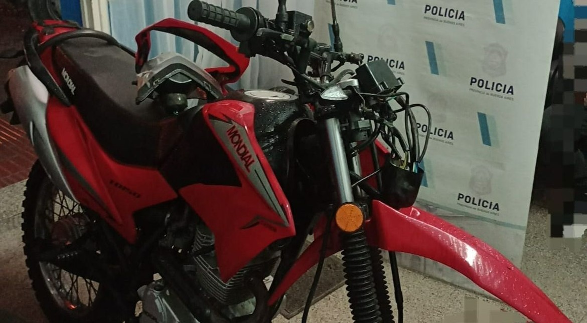 Robaron una moto y una bicicleta de una casa en El Grosellar