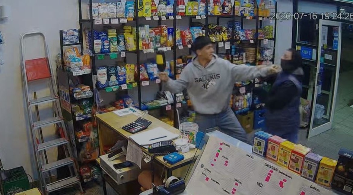 Evitó el robo de su negocio a puro botellazo y recibió una insólita respuesta del ladrón