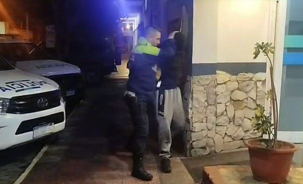 Le robó el auto a chofer de aplicación e intentó sustraer la rueda de auxilio de otro rodado