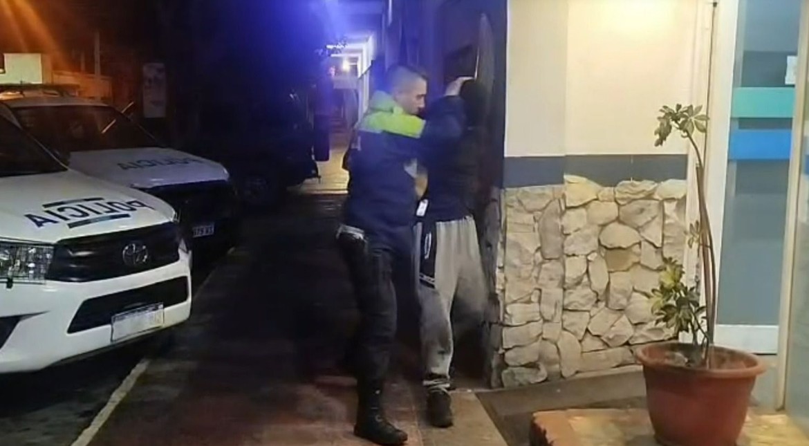 Le robó el auto a chofer de aplicación e intentó sustraer la rueda de auxilio de otro rodado