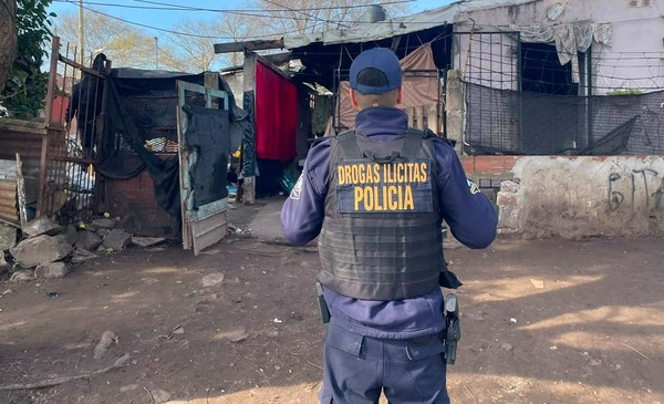 Cayeron dos hombres por narcomenudeo en el barrio Juramento