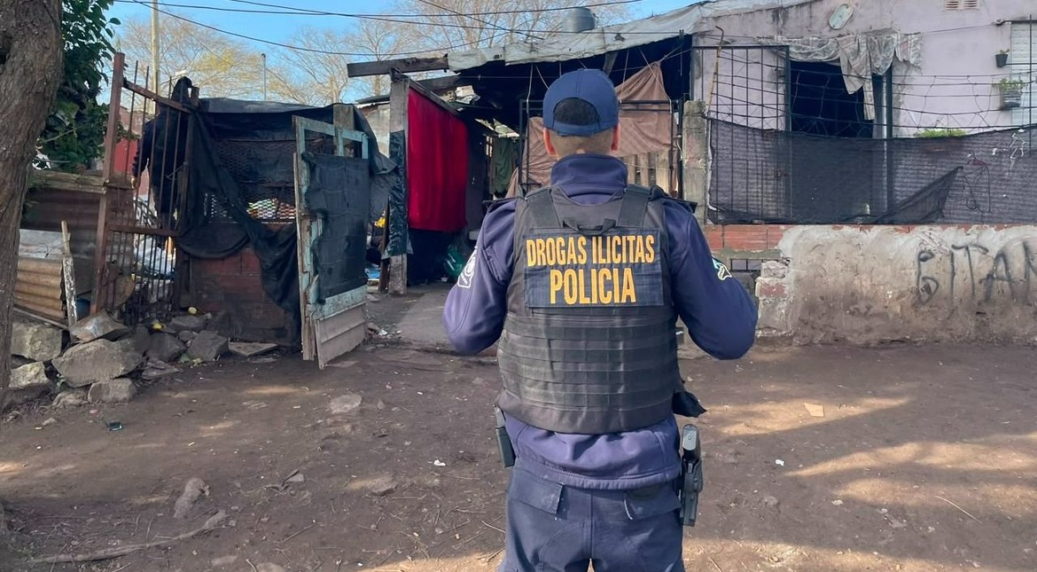 Cayeron dos hombres por narcomenudeo en el barrio Juramento
