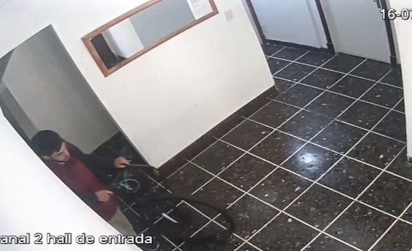 Video: simuló ser vecino, le abrieron la puerta del edificio y se robó una bicicleta