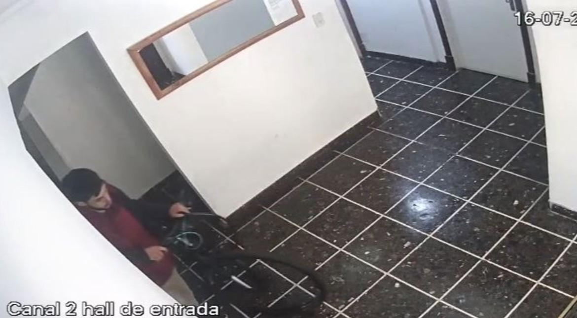 Video: simuló ser vecino, le abrieron la puerta del edificio y se robó una bicicleta