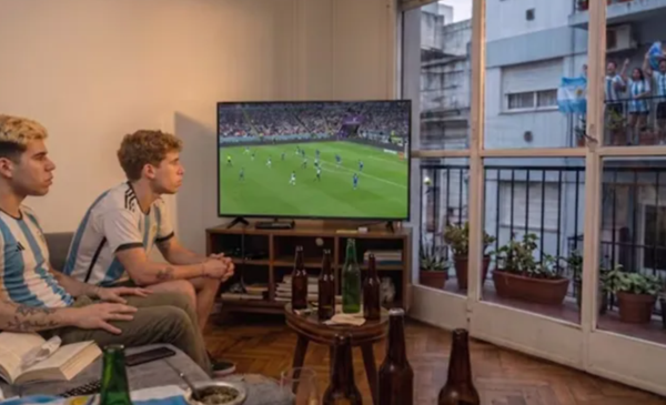 El grito de gol anticipado del vecino y la ansiedad: qué revela el delay de los partidos sobre nuestra salud mental