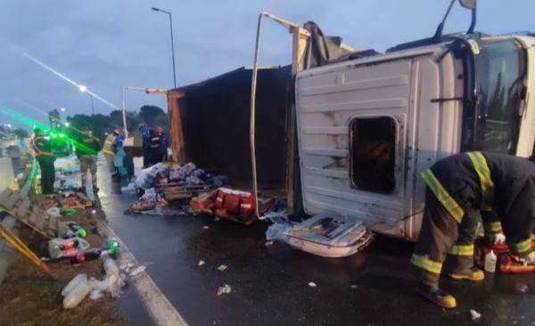 Un camión cargado de gaseosas se quedó sin frenos, volcó y dejó toda la ruta repleta de botellas