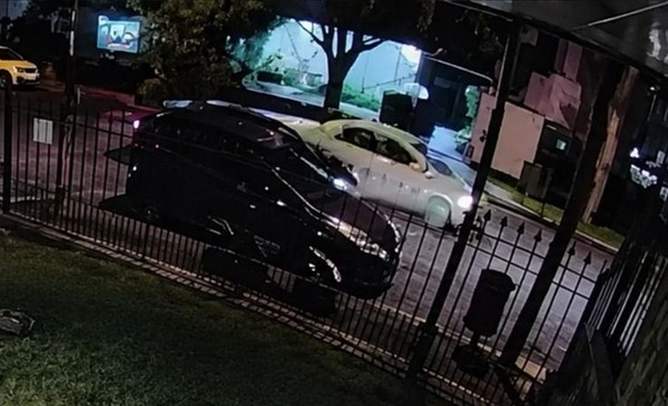 Video: Intentaron robarle el auto y los hizo huir a bocinazos