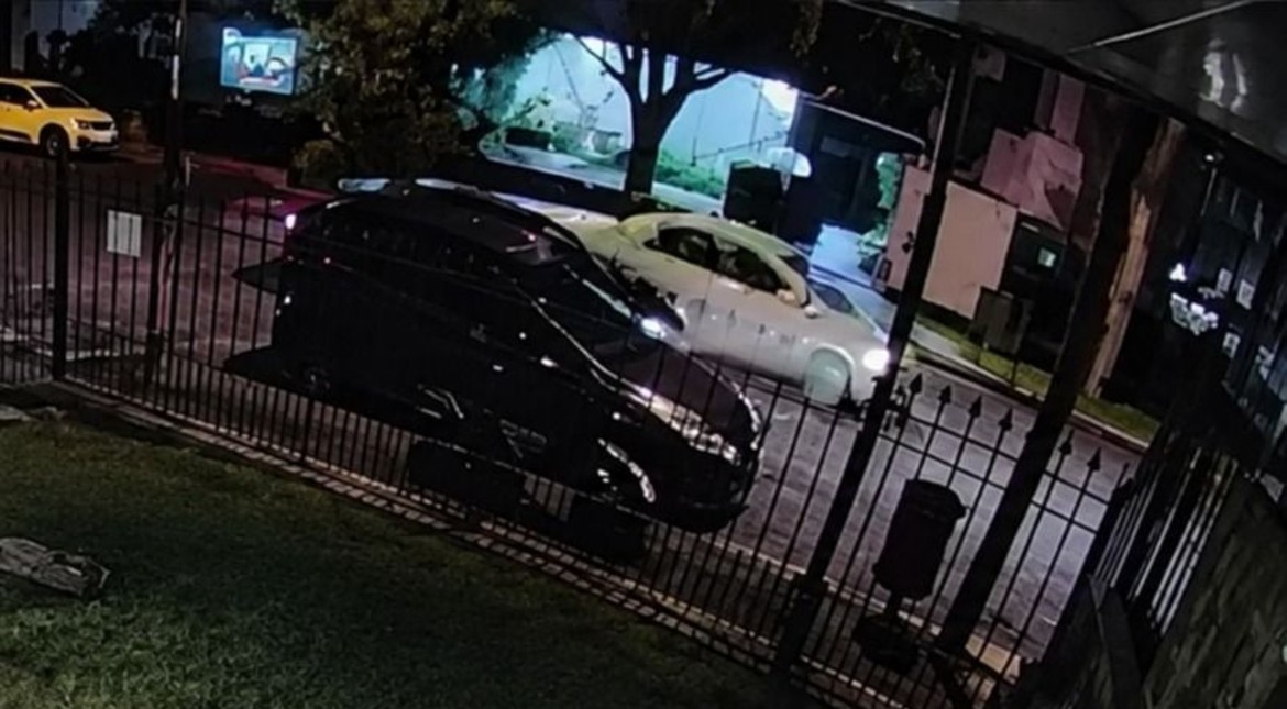Video: Intentaron robarle el auto y los hizo huir a bocinazos